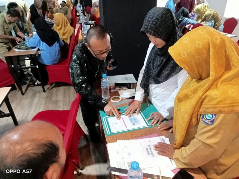 Keren! Peserta Sosialisasi Penyelamatan Arsip Akibat Bencana Diajari Cara Lakukan Enkapsulasi