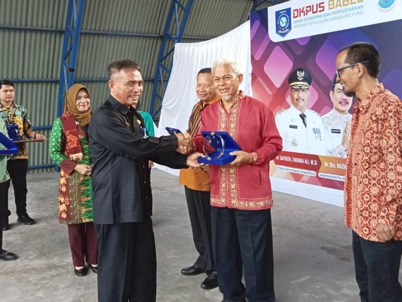 DKPUS Babel Berikan Penghargaan Pada Tiga Pelopor Literasi 