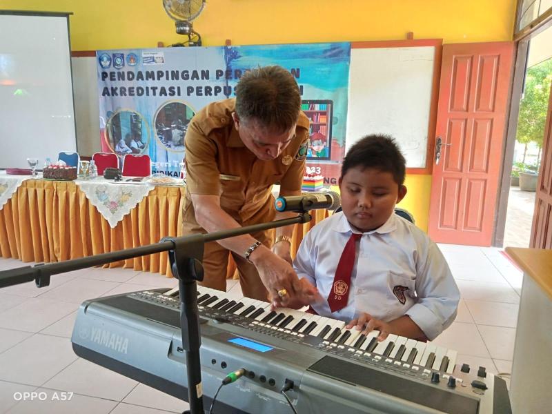 Terpukau, Kepala DKPUS Rakhmadi Sawer Siswa SLBN Tanjungpandan Bertalenta  