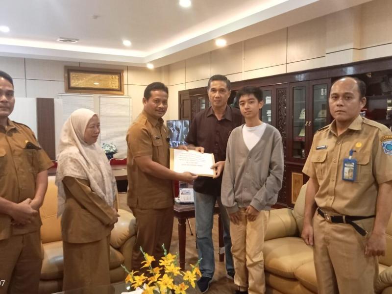 Pj Sekda Fery Serahkan Santunan ASN Peduli Babel ke Keluarga Alm. Evalusi