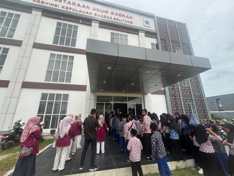 Puluhan Siswa SDN 17 Jebus Luapkan Keceriaan saat Saksikan Cerita Rakyat di Perpusprov