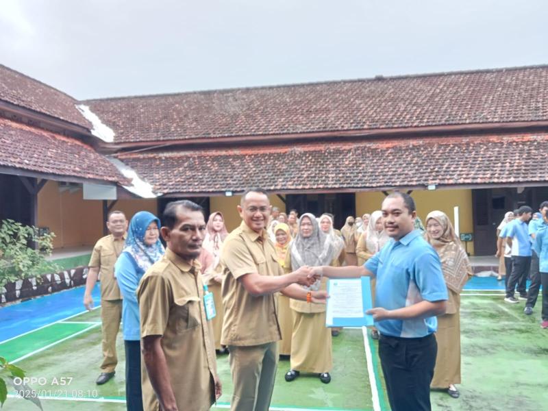 Plt Kadis Yopi Serahkan SK Kontrak Pegawai Honorer DKPUS Babel 2025