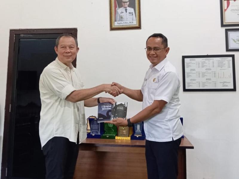 Plt Kepala DKPUS Terima Dua Buku dari Mantan Sekda Babel