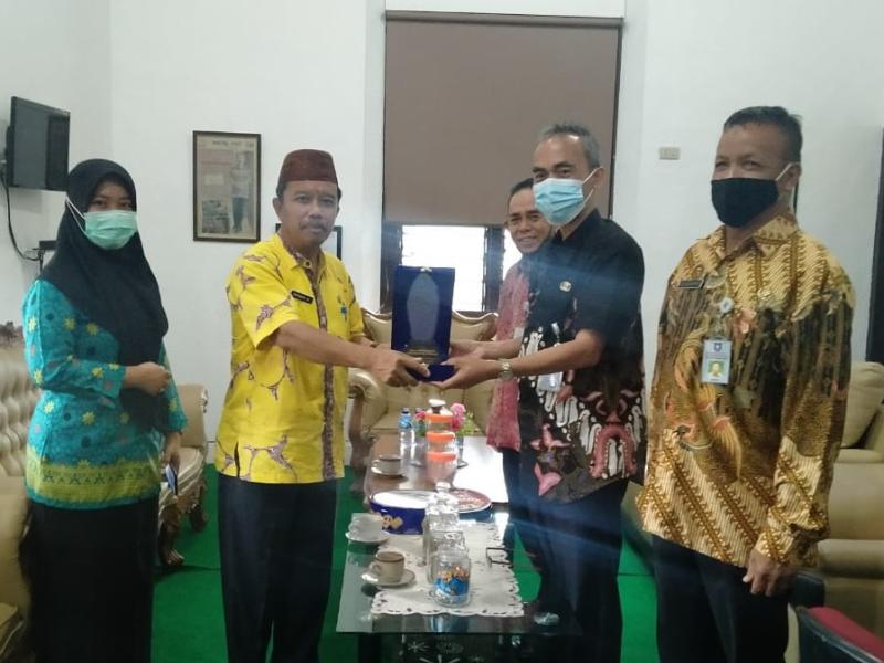 Asyraf Serahkan Penghargaan Kabupaten Terbaik Inklusi Sosial 2020 Ke Basel