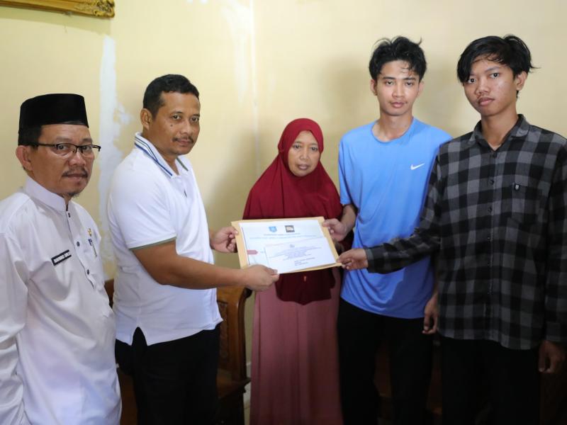 Sambangi Rumah Keluarga Alm Arnol, Pj Sekda Serahkan Uang Duka Rp8,7 Juta dari ASN Peduli dan KORPRI Babel 