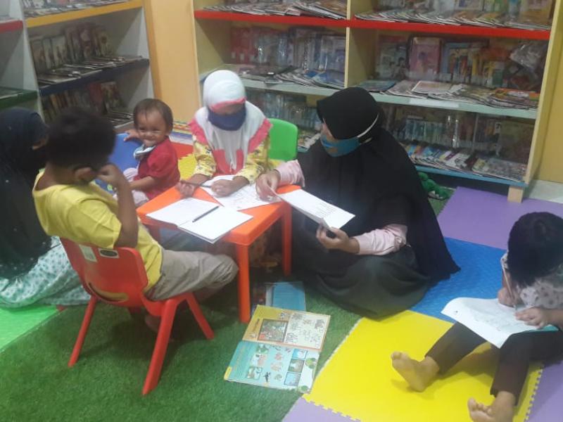 Anak-anak Bimbel Al Faqih Diajak Belajar di Ruang Perpusprov Babel