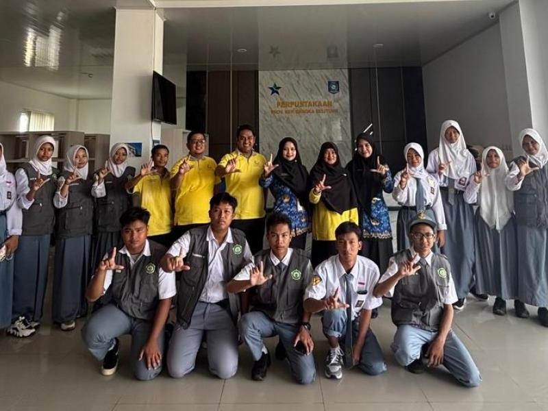 Belasan Duta Literasi SMKN 1 Kelapa Sambangi Perpusprov Babel