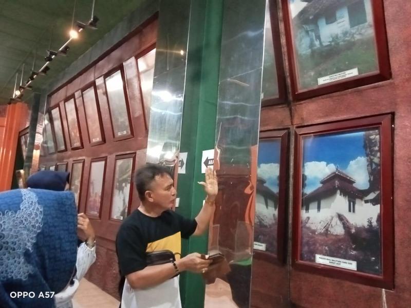 Kunjungi Museum MAJT, Kepala DKPUS Babel Temukan Foto Arsip Masjid Wali Balitung 
