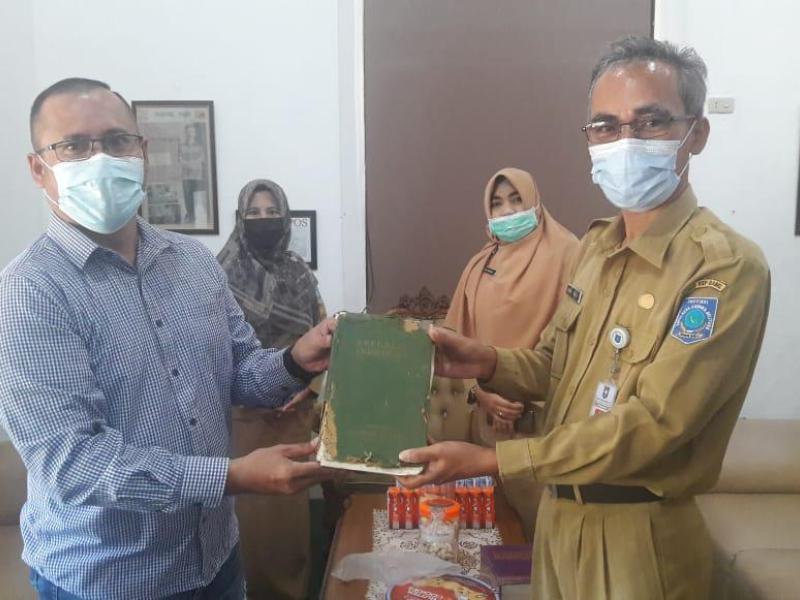 Erwin Djali Serahkan Buku Tua Bernilai Sejarah ke DKPUS Babel