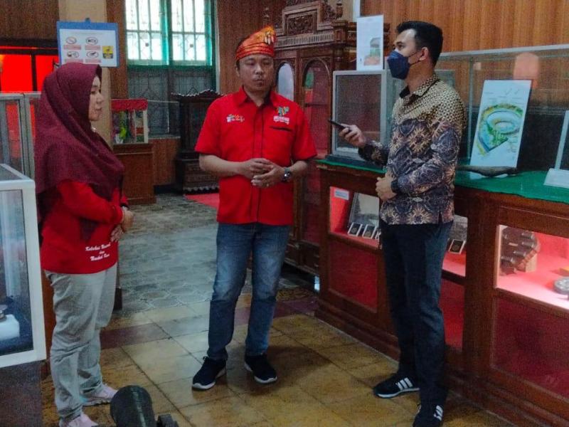 Tim DKPUS Bawa Satu Buku Memori Koleksi Sejarah Perkembangan Timah di Belitung 