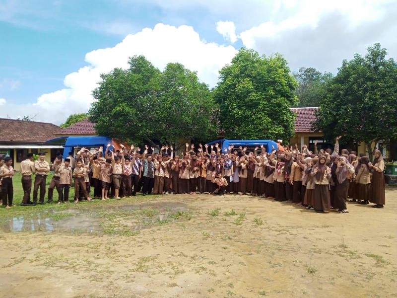 Hujan tak Patahkan Semangat Santri MA Al-Hidayah Toboali “Rebutan” Buku di Puslingprov