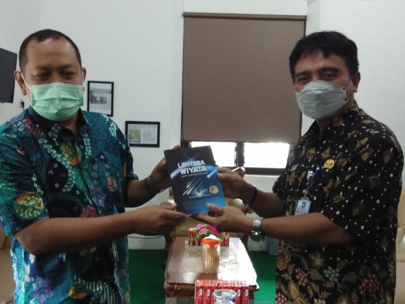 Kembali Terima Sumbangan Buku, Rakhmadi Sanjung Produktivitas Guru SMAN 1 Manggar