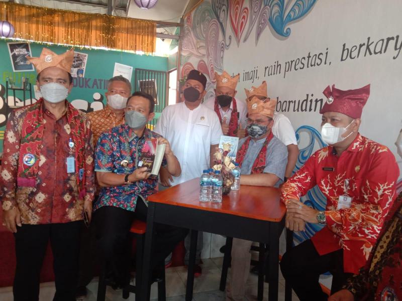 Hadiri Bedah Buku, Rakhmadi Bangga Pengembangan Literasi di SMAN 1 Manggar