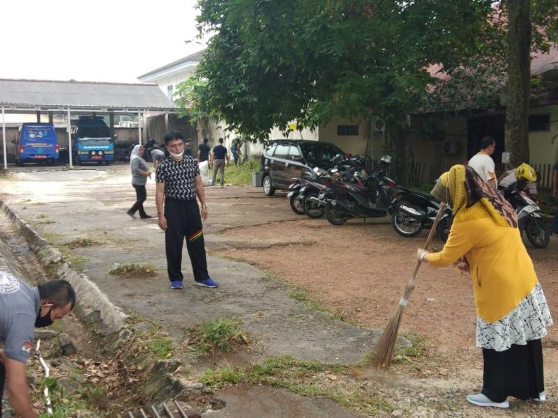 Kepala DKPUS Babel Pimpin Giat Bersih-bersih Lingkungan Kantor 