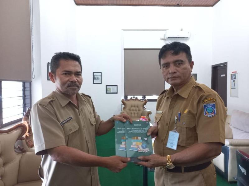 Dua Pustakawan DKPUS Sumbang Buku ke Perpusprov Babel, Rakhmadi Berharap jadi Pionir 