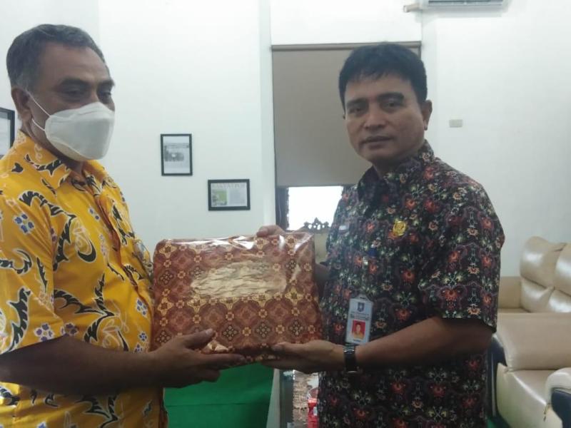 Berikan Bingkisan Purna Tugas PNS, Rakhmadi Berharap Made Tetap Jaga Silaturahmi