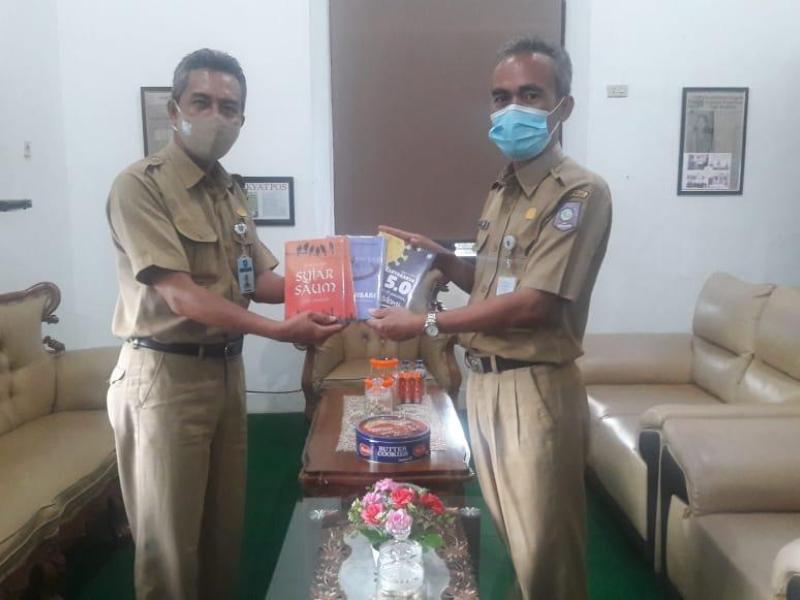 Eddy Salahuddin, Guru SMAN 3 Pangkalpinang Tambah Koleksi Buku Perpusrov Babel 