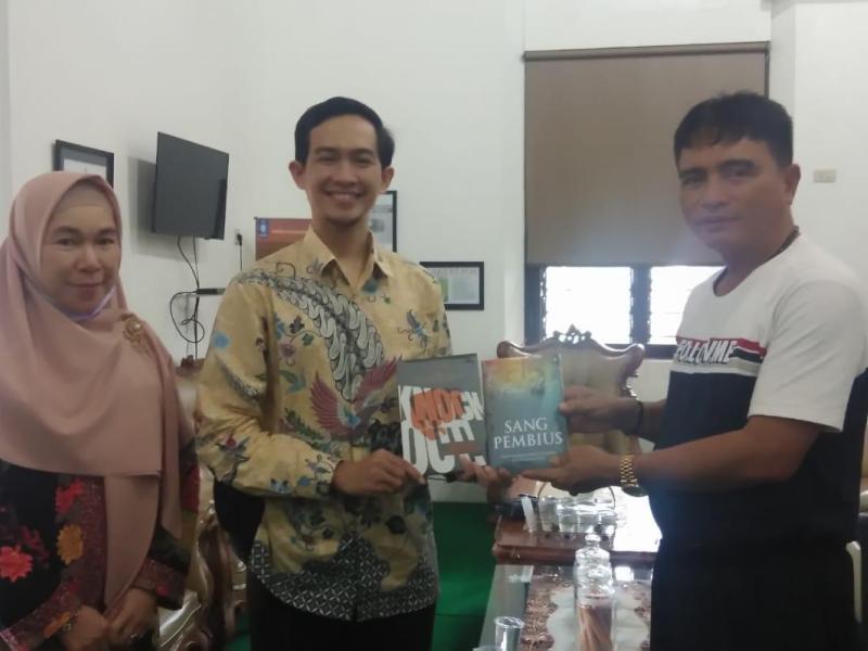 Dokter Farhan Hibahkan Buku ke Perpusprov, Kepala DKPUS Rakhmadi Sebut Hal Ini