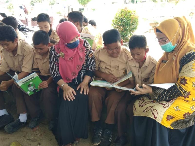 Kepsek SDN 11 Air Gegas Dampingi Langsung Siswanya Baca Buku di Pusling Pemprov