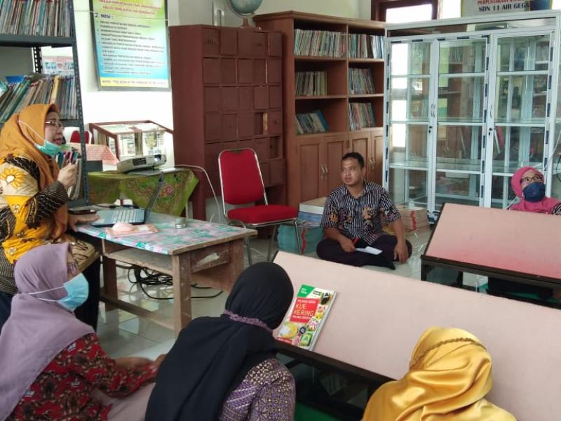 Pustakawan DKPUS Babel Sarankan Perpustakaan SDN 11 Air Gegas Buat Lorong Baca