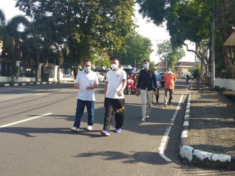 Kadis Bersama Pegawai DKPUS Awali Jalan Sehat dengan Apel Pagi