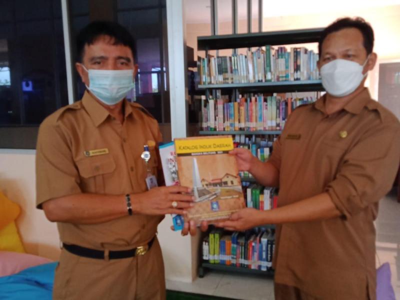 Kepala DKPUS Babel Serahkan Bibliografi dan Katalog Induk Daerah ke Perpus Beltim