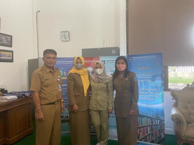 Empat Pustakawan Serahkan Banner Motivasi, Kepala DKPUS Rakhmadi Berharap ini