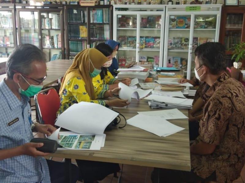 Kadis DKPUS Pantau Penilaian Lomba Perpustakaan di SMA Santo Yosep