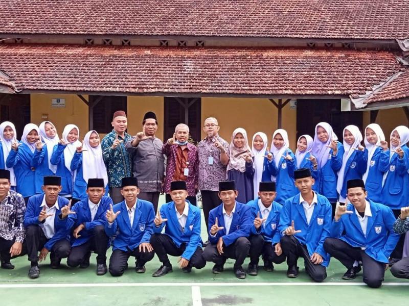 Puluhan Santri MA Al Islam Kemuja Diajak Belajar di Perpusprov Babel