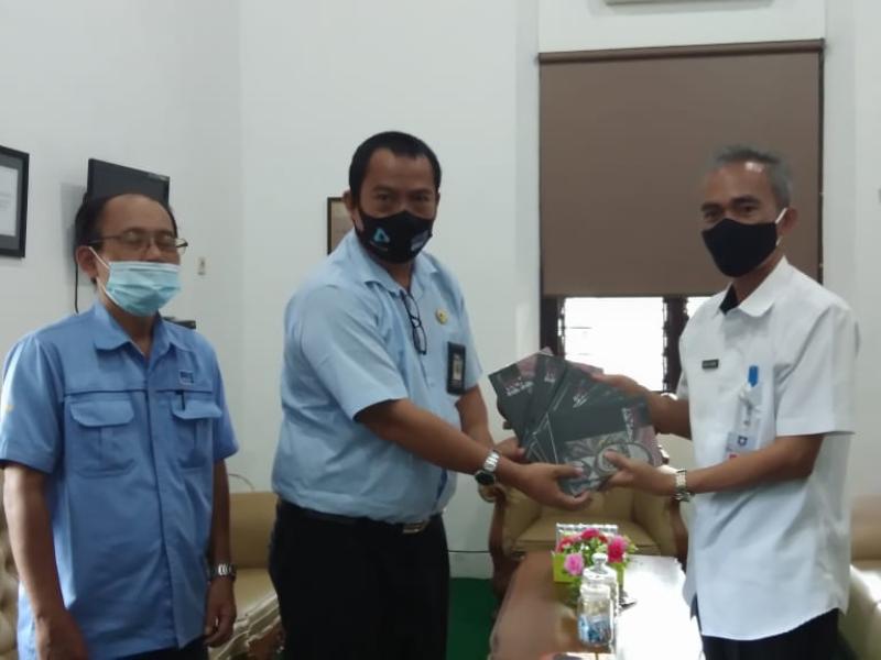 Kepala DKPUS Babel Terima Sumbangan Buku Karya Dirut RRI
