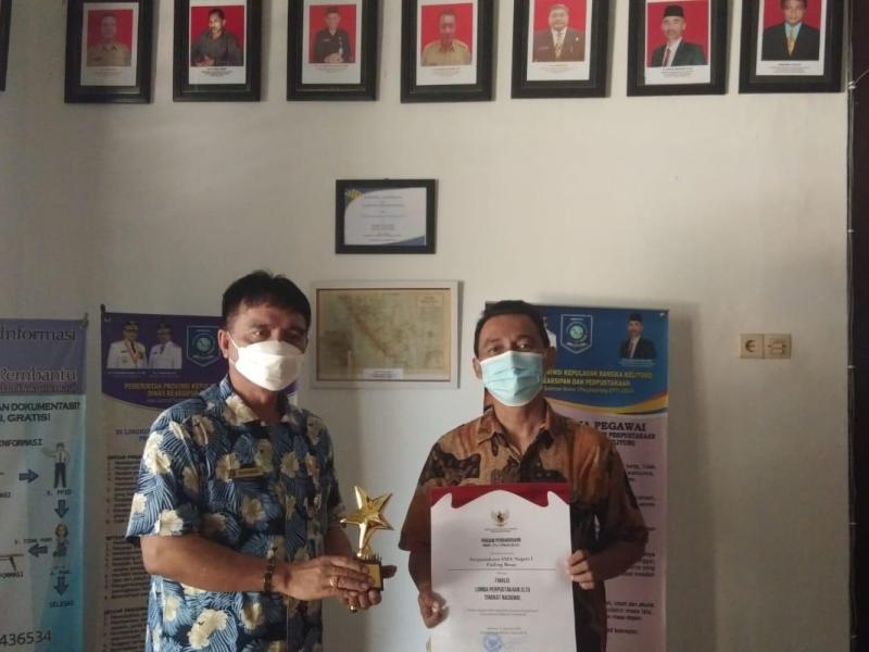 Serahkan Tropi, Rakhmadi Bangga Perpus SMAN 1 Puding Masuk 13 Besar Nasional