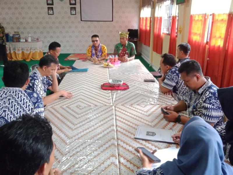 Kepala DKPUS Babel Dorong Perpustakaan SMAN 1 Damar segera Terakreditasi