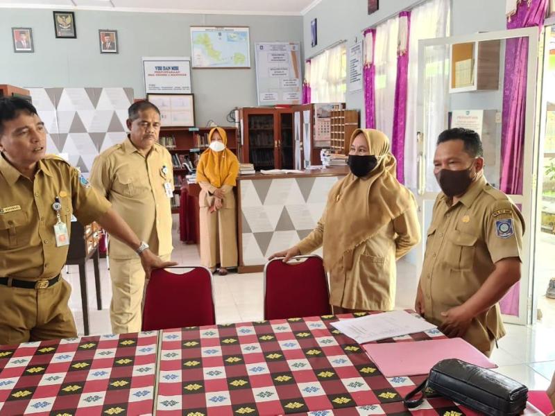 Kunjungi Beltim, Rakhmadi Berharap 2023 Perpus SMAN 1 Manggar Bisa Ikut Lomba