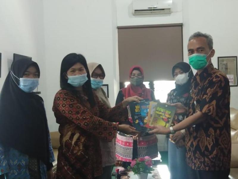 Sedekah Buku ke Perpusdes Rambat, Asyraf: Tamu Datang Kita Beri Buku 