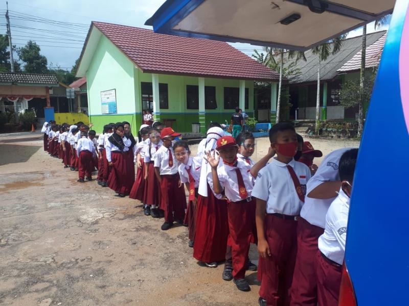 Siswa SDN Air Bara Rela Antri untuk Dapat Membaca di Pusling Pemprov