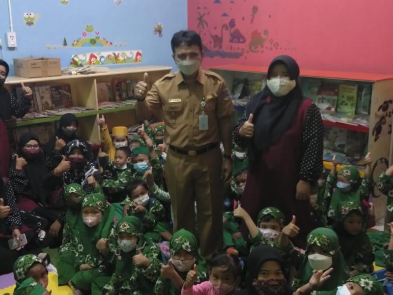 Kepala DKPUS Rakhmadi Berikan Kiat Pintar bagi Puluhan Anak TK Perwanida I 