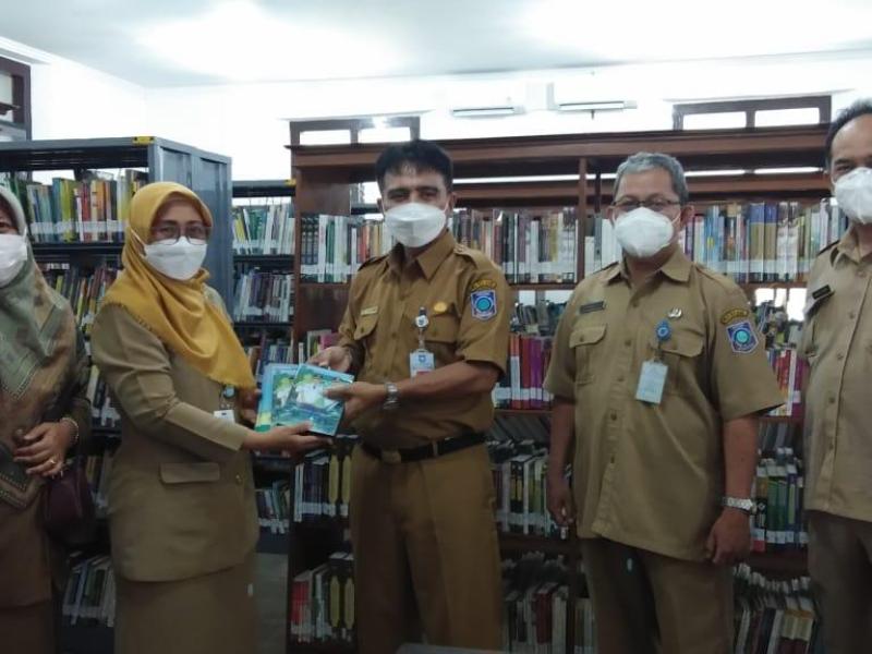 Rakhmadi Terima Tambahan Koleksi Buku dari Diskominfotik Bangka