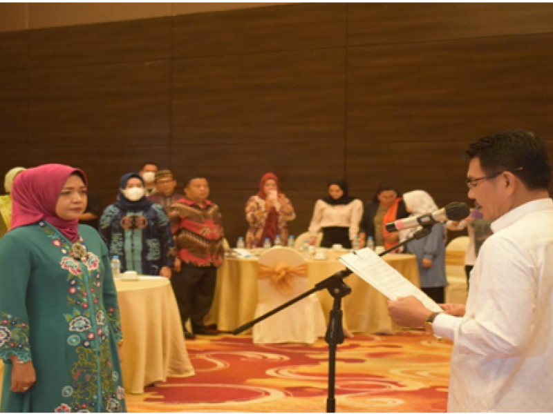 The Secretary of Bangka Belitung, Naziarto   inaugurated Sri Rahayu as the Literacy Mother of Bangka Belitung 2022-2024.