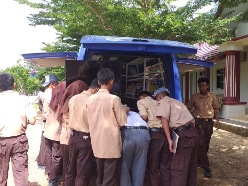 PELAKSANAAN PELAYANAN PERPUSTAKAAN KELILING  DINAS KEARSIPAN DAN PERPUSTAKAAN  PROVINSI KEP. BANGKA BELITUNG DI SMKN 1 SIMPANG KATIS DESA TERAK KAB. BANGKA TENGAH 