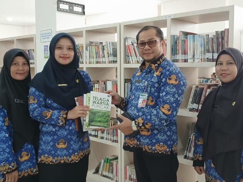 DKPUS Babel Terima Hibah Buku dari Eko Kurniawan 