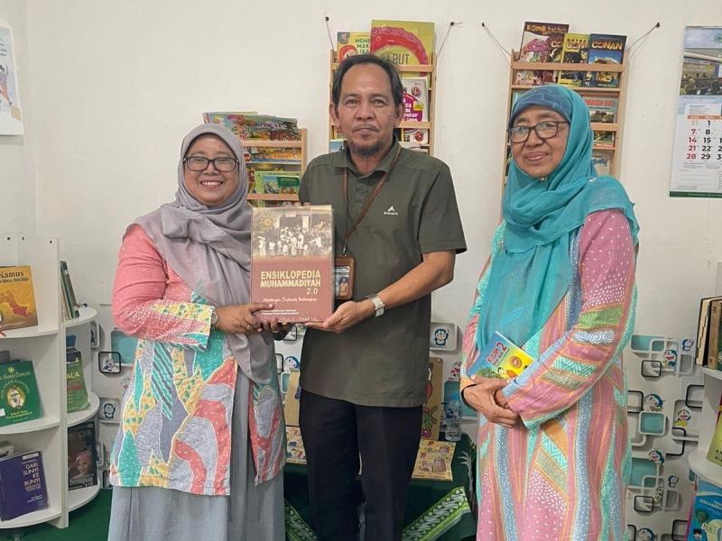 Ketua Lembaga Budaya, Seni dan Olah Raga Aisyiyah Melakukan Penyerahan Buku Kepada Plt. Kepala DKPUS Babel 