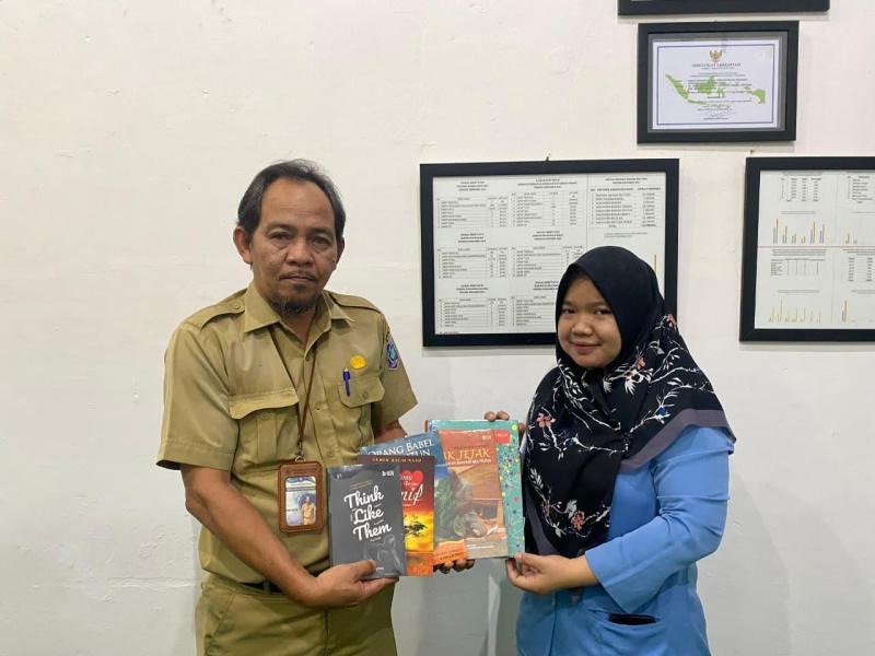 Penyerahan Buku Oleh Plt. Kepala DKPUS Babel
