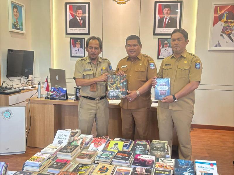 Penyerahan Hibah Buku Dari Bakuda dan Diskominfo Prov. Kep. Babel Kepada DKPUS Babel
