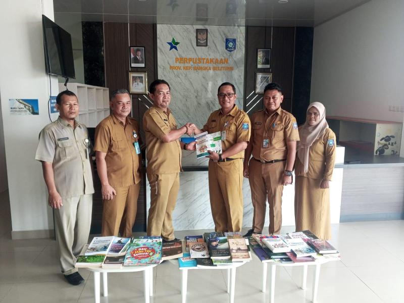 Dinas KUKM Sumbang Puluhan Buku ke Dinas Kearsipan dan Perpustakaan Prov. Babel