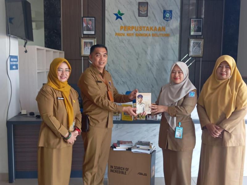 Penyerahan Hibah Buku Oleh Kesbangpol Kepada Dinas Kearsipan dan Perpustakaan Prov. Kep. Babel