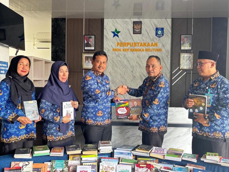 Kepala DLHK Prov. Kep. Babel Hibahkan Buku ke DKPUS Babel
