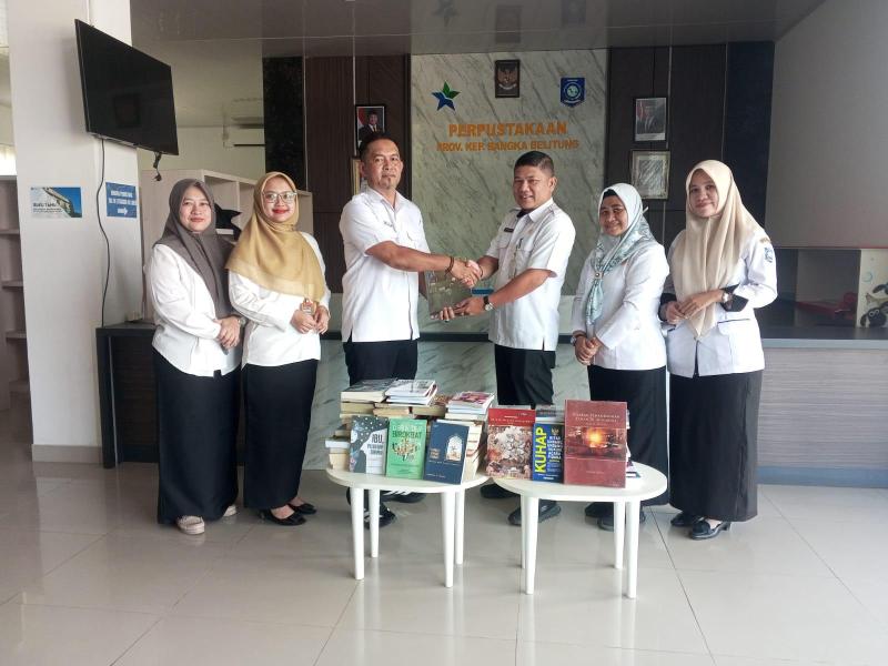 Sekretariat DPRD Prov. Kep. Babel Hibahkan Buku ke DKPUS Babel
