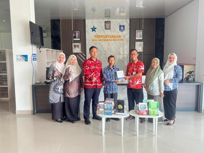 Hibah Buku dari Dinas DPMPTSP Kepada Perpusprov Babel