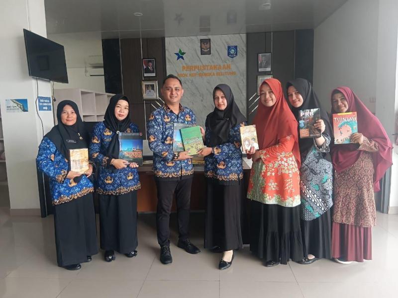 Penyerahan hibah buku oleh Badan Penanggulangan Bencana Daerah Prov. Babel ke DKPUS Babel
