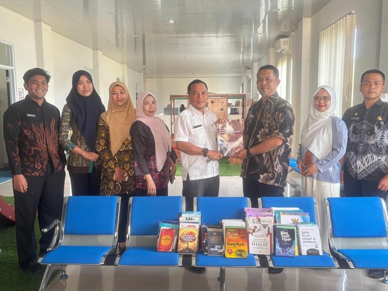 Penyerahan Hibah Buku Dari Dinas Perhubungan Prov. Babel ke DKPUS Babel